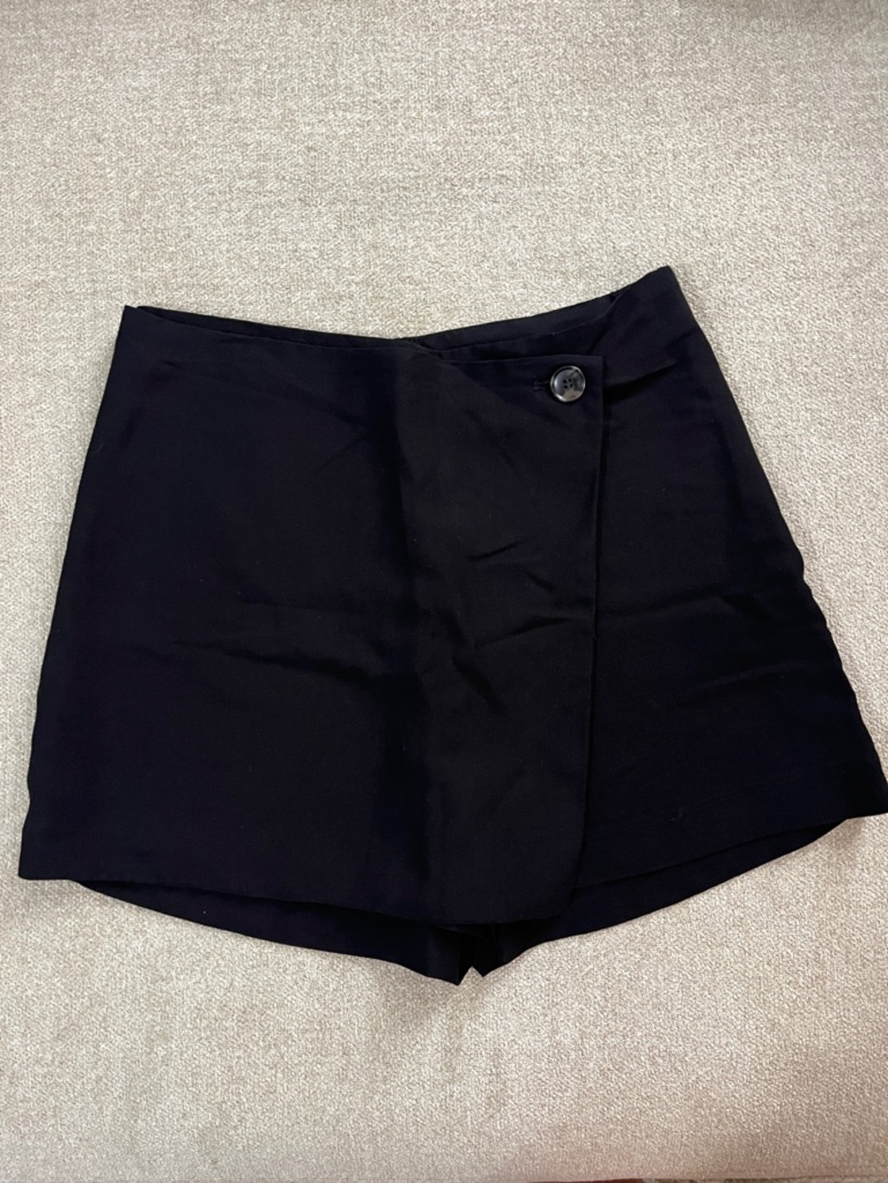 NWT H&M Black Women's Skort with Front Button Size 6